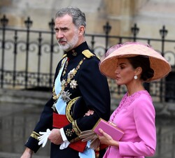 Don Felipe y Doña Letizia a su llegada a pie a la Abadía de Westminster